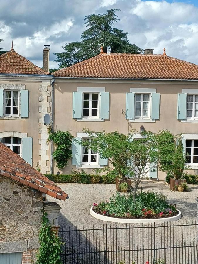 La Grange Terrou Guest House Saint-Germain-de-Confolens ภายนอก รูปภาพ