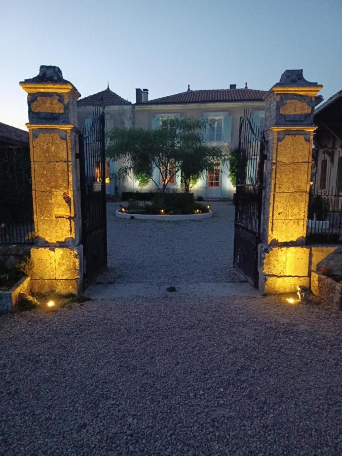 La Grange Terrou Guest House Saint-Germain-de-Confolens ภายนอก รูปภาพ