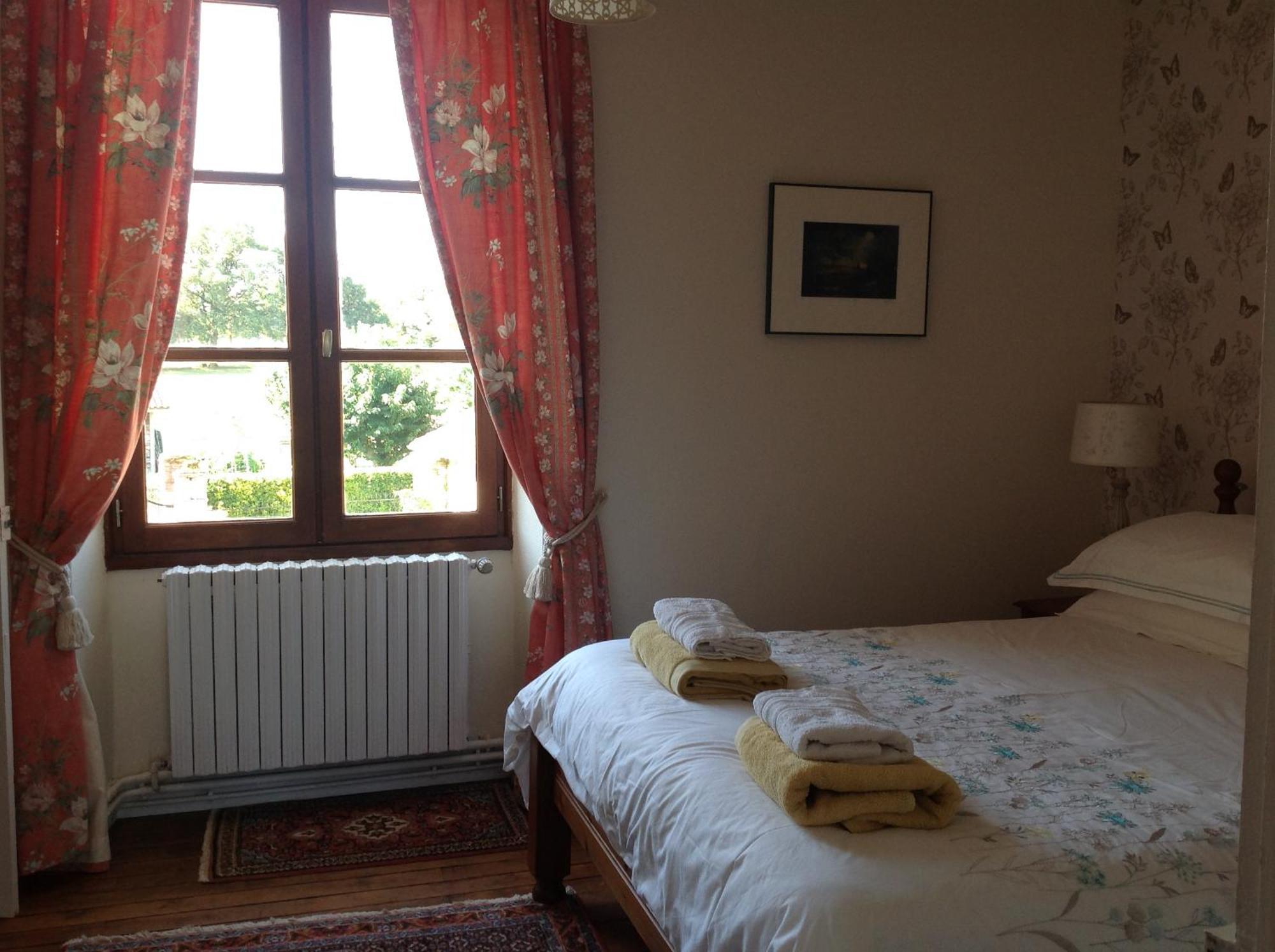 La Grange Terrou Guest House Saint-Germain-de-Confolens ภายนอก รูปภาพ