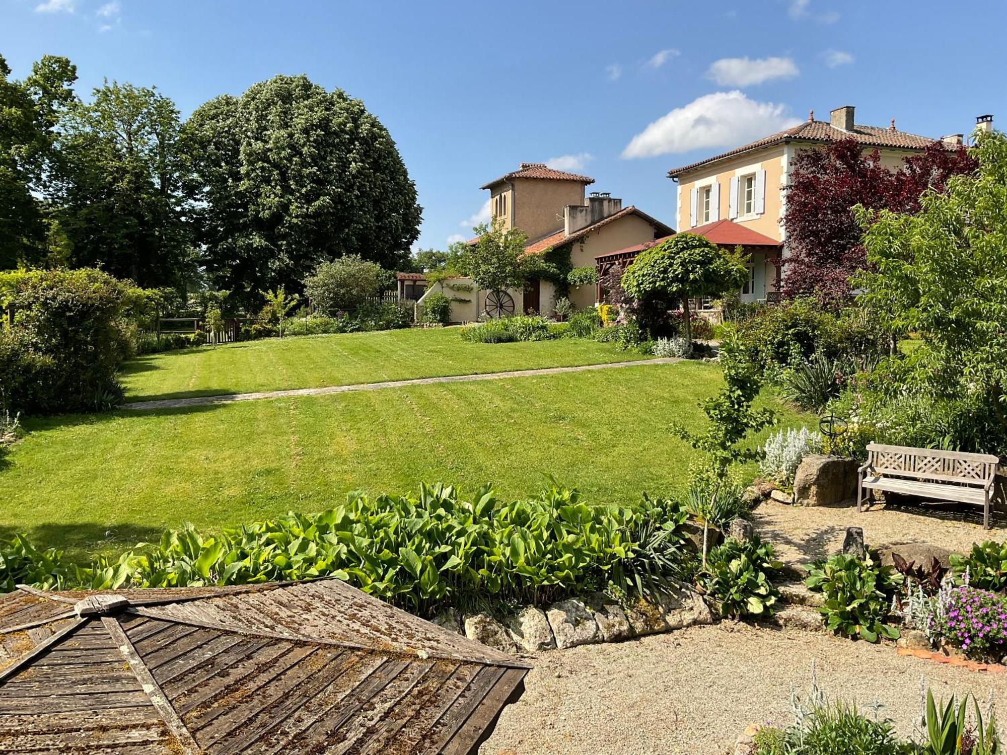 La Grange Terrou Guest House Saint-Germain-de-Confolens ภายนอก รูปภาพ