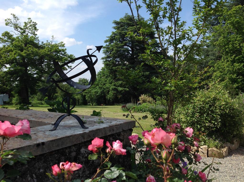 La Grange Terrou Guest House Saint-Germain-de-Confolens ภายนอก รูปภาพ