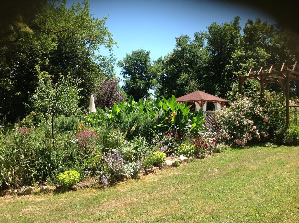 La Grange Terrou Guest House Saint-Germain-de-Confolens ภายนอก รูปภาพ